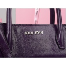 Miu Miu Glazovaná kožená kabelka fialová