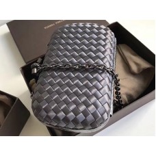 Uzel Bottega Veneta v tmavě šedé barvě Boucher Intreccio