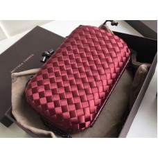 Uzel Bottega Veneta v tmavě červené barvě Boucher Intreccio