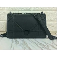 Malá dioráma ultra černá kabelka Dior d0421