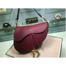 Kabelka Dior Saddle Calfskin se zlatými kováními a vínovo-zlatou m0446l2