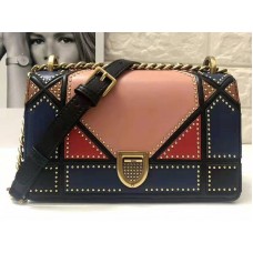 Malá dioráma kabelka Dior v vícebarevném patchworku
