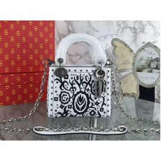 Dior Mini Lady Dior vyšívaná kabelka bílá