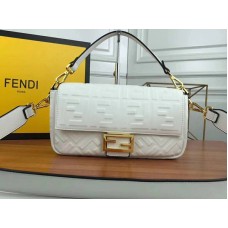 Fendi Baguette z jehněčí kůže, bílá