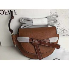 Mini kabelka Loewe Gate z telecí kůže s měkkou texturou, hnědá